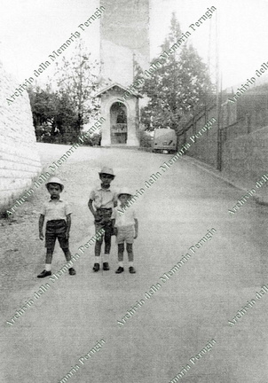 Tre bambini in via Canali