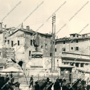 Demolizione di Palazzo Meniconi e della Pesceria per fare posto alla costruzione dell’attuale palazzo Postelegrafico