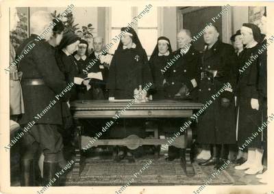 La futura regina d’Italia Maria José di Savoia ad una cerimonia della Croce Rossa perugina