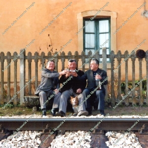  I fratelli Bachiorri brindano al casello ferroviario di Ferro di Cavallo (che non c’è più) 