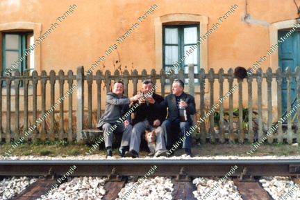  I fratelli Bachiorri brindano al casello ferroviario di Ferro di Cavallo (che non c’è più) 