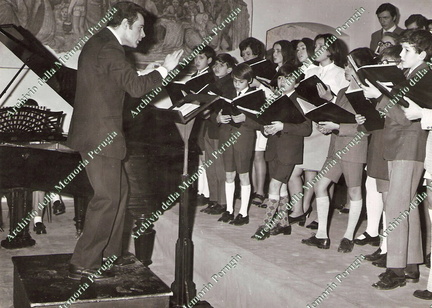 Esibizione di un coro diretto dal Maestro Salvatore Silivestro 