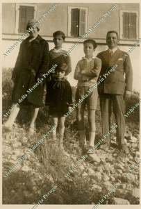 La famiglia Marti davanti alle case operaie dell’Elce 