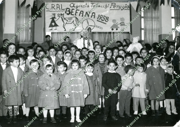 21 PENCHINI MAURIZIO 1958_Festa della Befana _ bambini tabacchi.jpg