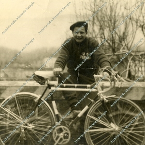 Il ciclista Francesco Peli in riposo