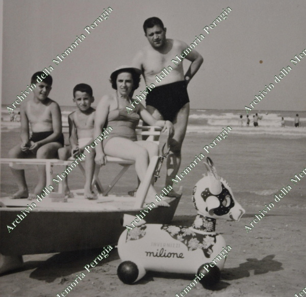 7_40X40 MEZZANOTTE MAURIZIO Famiglia Perugina al mare con la mucca Carolina 1961.jpg