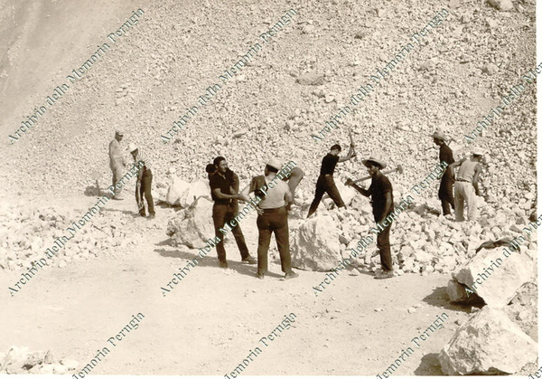 21_35X50 Giovani studenti iraniani Bahai nelle campagne umbre per volontariato anni sessanta 3.jpg