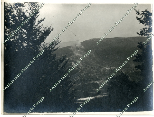 Bombardamento sul saliente del monte Kuk, luogo di alcune delle più sanguinose battaglie della Prima Guerra Mondiale. La foto è stata realizzata dal militare perugino Tiralti
