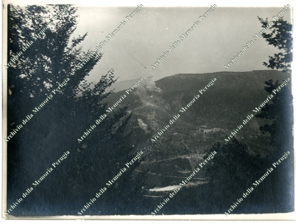 Bombardamento sul saliente del monte Kuk, luogo di alcune delle più sanguinose battaglie della Prima Guerra Mondiale. La foto è stata realizzata dal militare perugino Tiralti